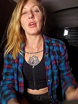 SheIsSomething live sex cam