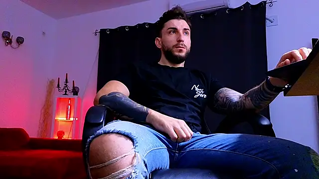 MightyAaron66 live sex cam