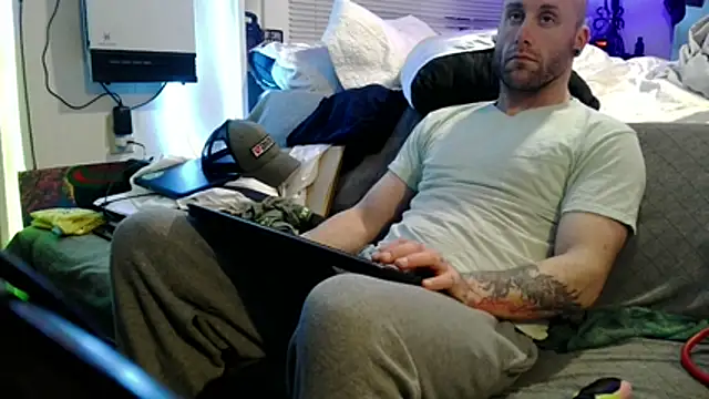 Luv2SuckBWC92 live sex cam