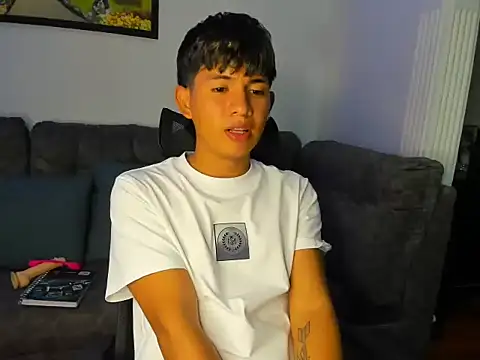 Mikke18 live sex cam