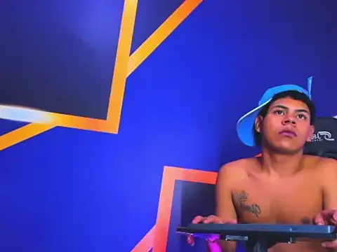 Tommy_bigcock19's cam snapshot