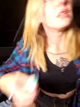 SheIsSomething live sex cam