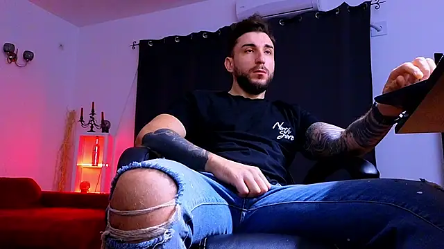 MightyAaron66 live sex cam
