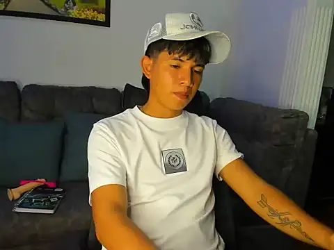 Mikke18 live sex cam