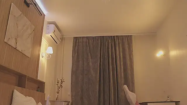 MiaThaine live sex cam