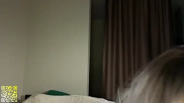 UncrownQueen live sex cam