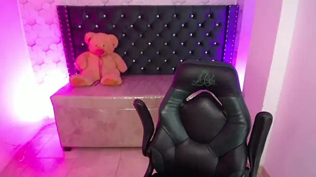 emmily_m1_'s cam snapshot