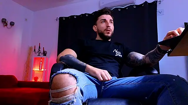 MightyAaron66 live sex cam