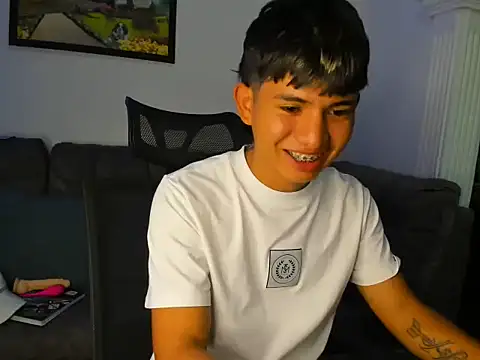 Mikke18 live sex cam