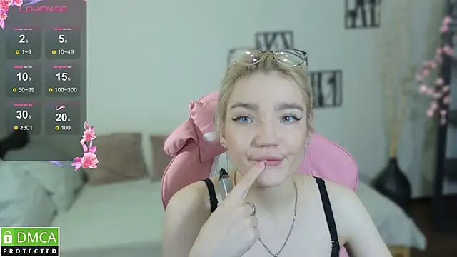 Megan_Lora's cam snapshot