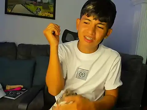 Mikke18 live sex cam