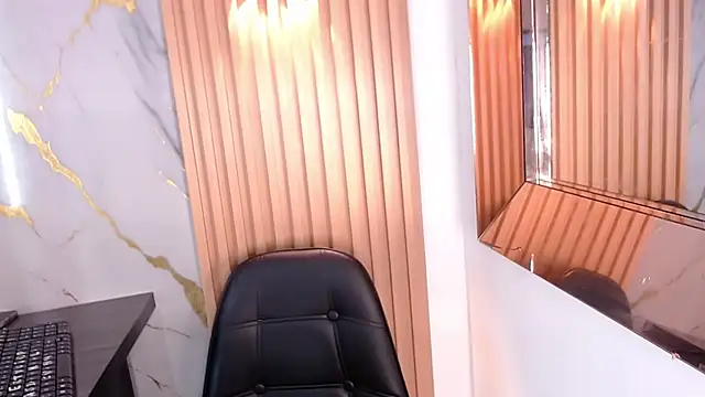 layra_vixen's cam snapshot