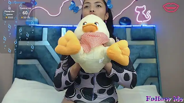 Roxan_Fox-'s cam snapshot