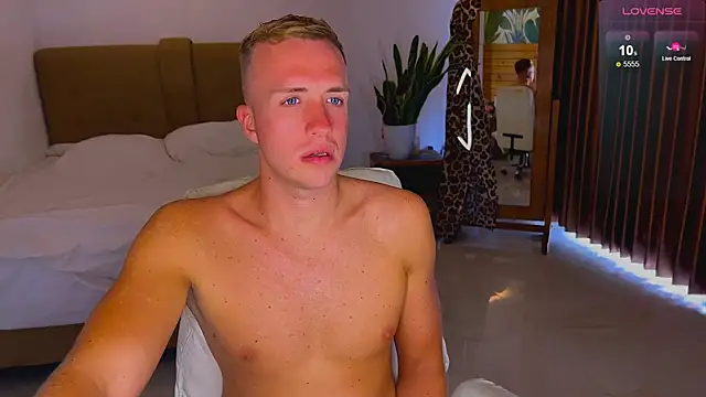 tommy_cumfinger live sex cam