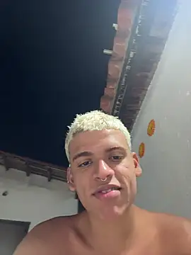 MrLeoLatino's cam snapshot