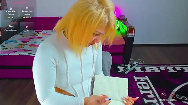 MiaKiittyy live sex cam