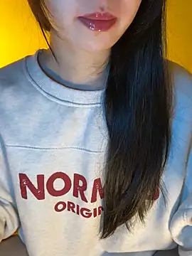 Uyennii02 live sex cam