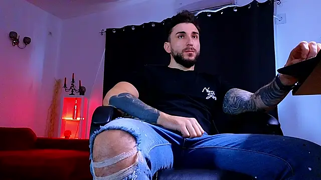 MightyAaron66 live sex cam