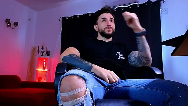 MightyAaron66 live sex cam