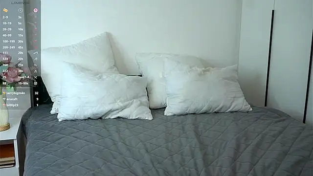 JunieTrippett live sex cam