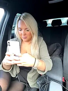 Bustyblondebabe32 live sex cam