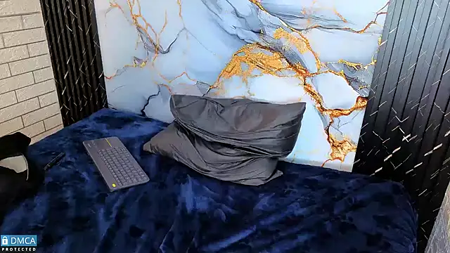 MaeveKuro live sex cam