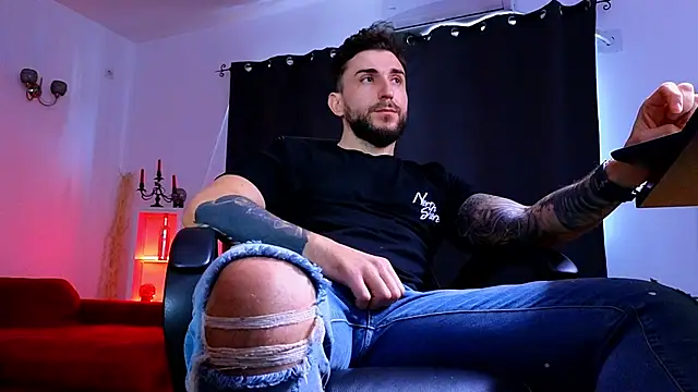 MightyAaron66 live sex cam