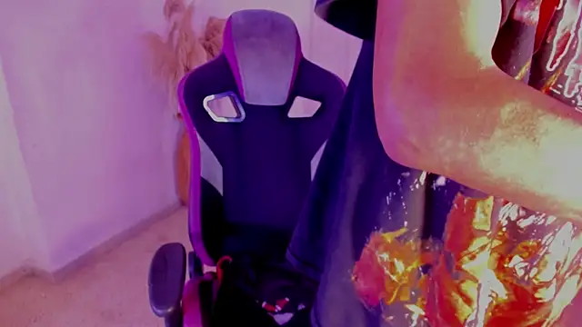 carolinemiller7 live sex cam