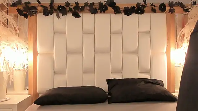 Daphne_And_Roger live sex cam