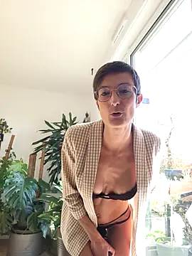 LaureLiveXX's cam snapshot