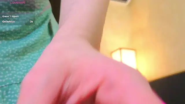 emily_wildflower's cam snapshot