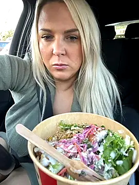 Bustyblondebabe32's cam snapshot