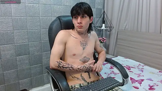 Iantwink18 live sex cam