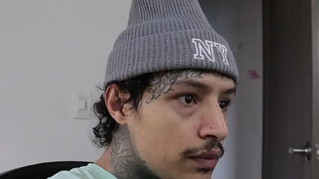 trieone live sex cam