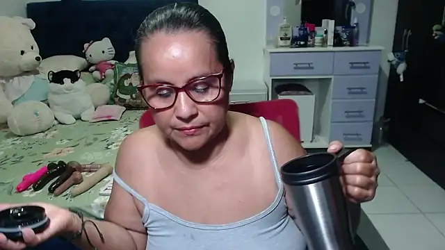 pervert_mommy_'s cam snapshot