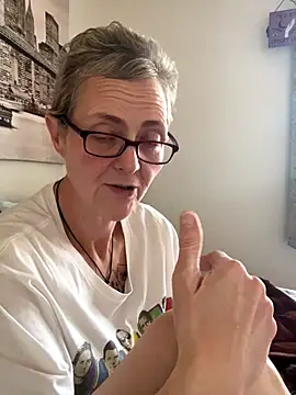 Curvy-Jinx live sex cam