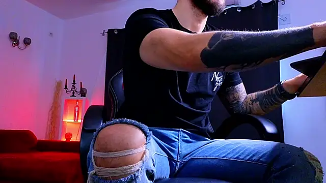 MightyAaron66 live sex cam