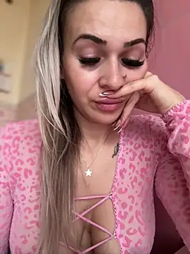 iSelena's cam snapshot