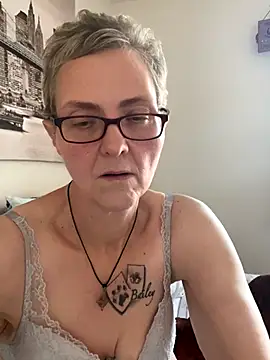 Curvy-Jinx live sex cam