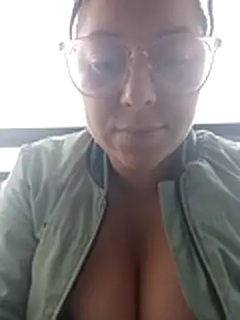 Caroline-17 live sex cam