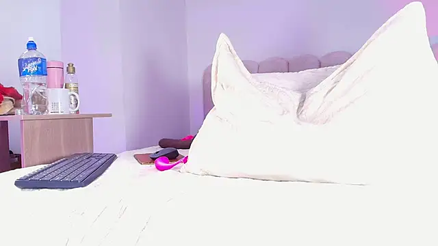 sofi_decker's cam snapshot