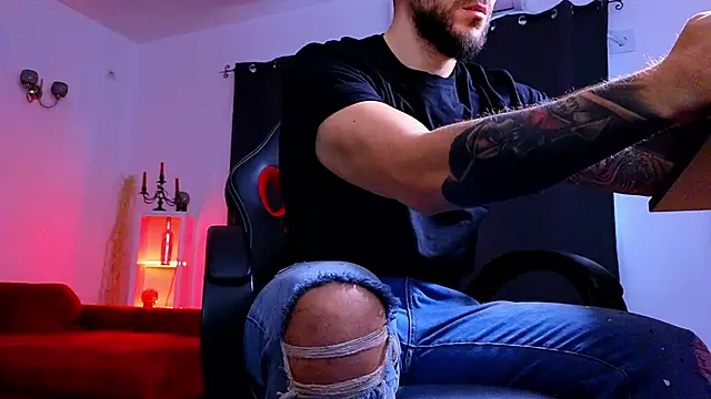 MightyAaron66 live sex cam