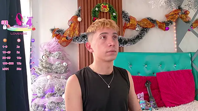 Naughty__Chriss's cam snapshot