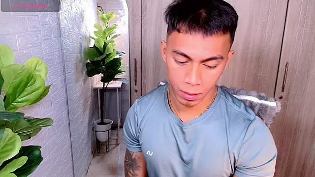 PinooyMilker live sex cam