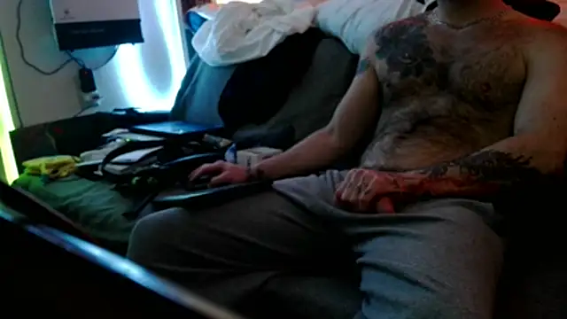 Luv2SuckBWC92 live sex cam