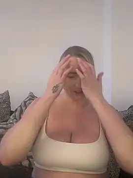 BootyQueenApril live sex cam