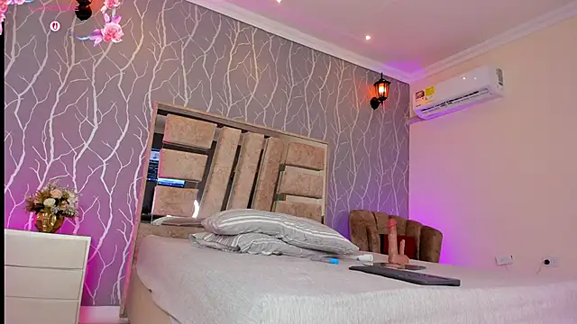 Julia_rivers's cam snapshot