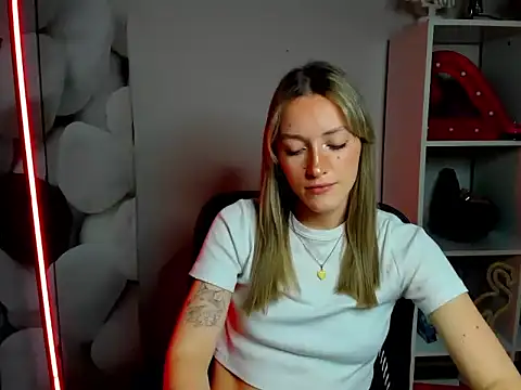 EvelynBlond's cam snapshot