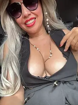 IsaSantoDomingo live sex cam