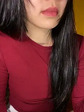 Uyennii02 live sex cam